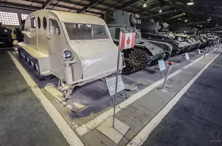 Xe nửa bánh xích nửa ván trượt chuyên di chuyển trên địa hình tuyết phủ B-2 của Canada.