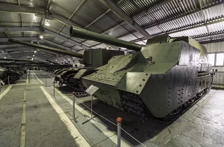 Pháo tự hành 152mm SU-14-2, từng tham gia bảo vệ Moscow năm 1941, chỉ có 2 chiếc được sản xuất.