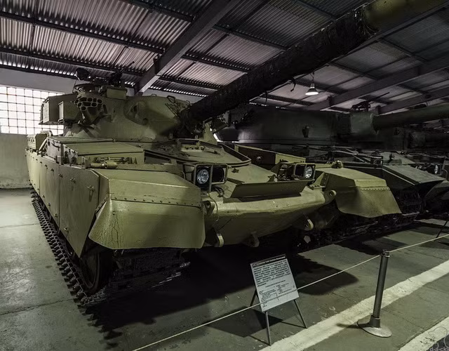 Xe tăng chủ lực Chieftain cũng của Anh Quốc, là thế hệ tiếp sau Centurion, bắt đầu được sản xuất từ năm 1965. Nó được trang bị pháo 120mm với cơ số đạn là 60 viên, bên cạnh đó là 1 khẩu 12,7mm và 2 khẩu 7,62mm. Với khối lượng lên tới 55 tấn, Chieftain thực sự nặng hơn nhiều với các mẫu tăng Liên Xô vốn chỉ khoảng 40 tấn.