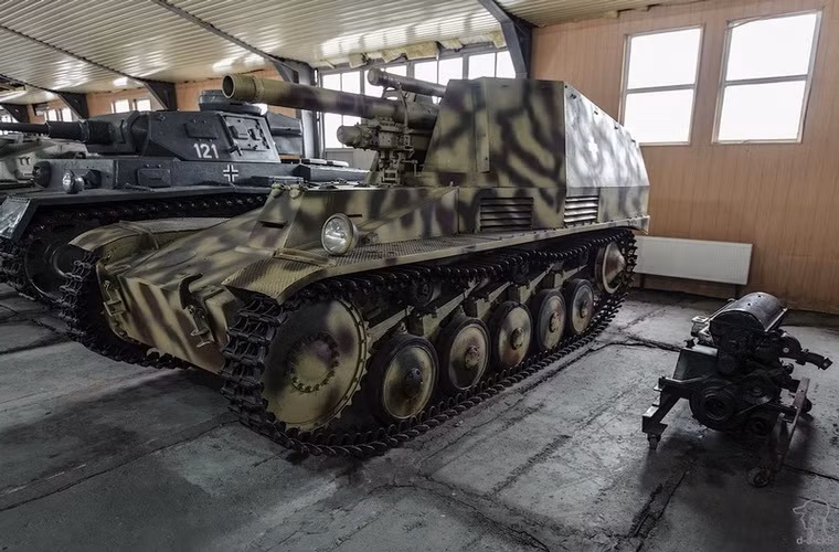 Pháo tự hành 105mm Wespe sử dụng thân xe Panzer 2, xuất hiện lần đầu tiên trong trận Kursk, nó được biên chế trong các sư đoàn Panzer như một nắm đấm cơ giới của Đức.