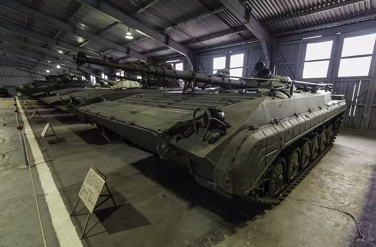 Xe thông tin chỉ huy BMP-K được trang bị cột ăn-ten, các máy radio, thiết bị quan sát, máy phát điện làm nhiệm vụ chỉ huy các phân đội và liên lạc với chỉ huy cấp cao hơn (trung, lữ đoàn hoặc hơn). Điểm lý thú ở cỗ xe này là an-ten đặt ngay vị trí thường lắp đặt nòng pháo khiến không ít người lầm tưởng đó là khẩu pháo không phải là cột an-ten.