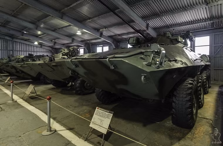 Trong ảnh là BTR-90, mẫu xe bọc thép chở quân đoản mệnh của dòng họ BTR-60, 70, 80 danh tiếng. Sinh ra không hợp thời khi mà xu thế thân chữ V chuyên chống mìn lên ngôi và động cơ đặt phía trước. Nga sử dụng BTR-82A trong khi chờ thế hệ Boomerang ra đời, thay cho việc sử dụng BTR-90.