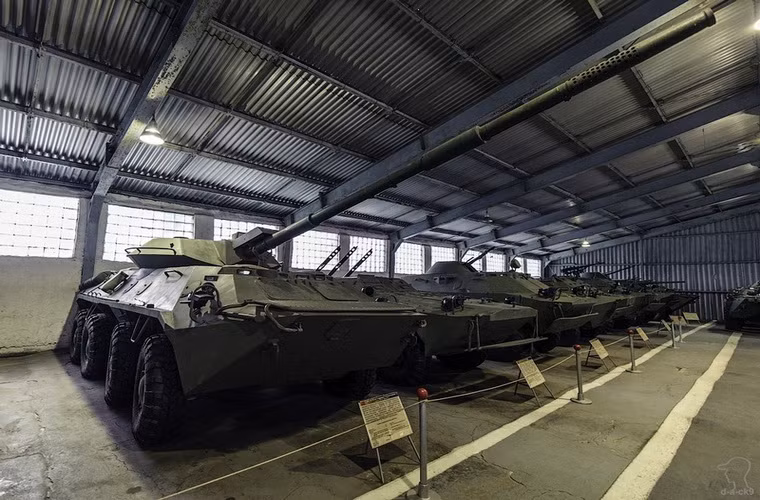 Pháo chống tăng tự hành 2S14 Zhalo-S 85mm trên cơ sở khung thân xe bọc thép chở quân BTR-70. Việc phát triển bị đình lại khi thử nghiệm cho thấy nó khó có thể tấn công một cách hiệu quả các xe tăng hiện đại.