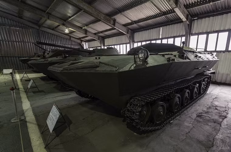 Xe thiết giáp đổ bộ K-78 với thân hình như một chiếc thuyền, không được chấp nhận đưa vào biên chế vì khả năng chịu sóng gió thấp.