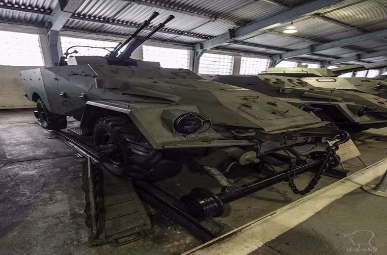 Trong ảnh là pháo phòng không tự hành BTR-40A thiết kế dựa trên khung thân xe bọc thép BTR-40, trang bị đại liên 2 nòng 14,5mm ZPU-2. Kíp xe 5 người, mang theo 2400 viên đạn 14,5mm, tầm hiệu quả khi bắn máy bay là 1.400m còn bắn mục tiêu mặt đất là 2.000m. Trong chiến tranh Việt Nam, Liên Xô đã viện trợ số lượng đáng kể loại pháo này bộ đội ta bắn máy bay Mỹ.