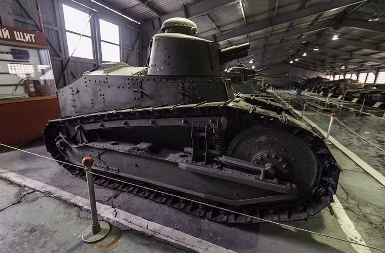 Xe tăng hạng nhẹ Renault FT-17 của Pháp, được sản xuất năm 1918, mang pháo 37mm. So với xe tăng trong Chiến tranh thế giới 2 và sau này thì kiểu dáng của FT-17 khá lạ.