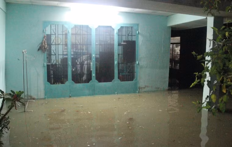 Nhiều nơi nước ngập sâu hơn nửa mét khiến cuộc sống hoàn toàn đảo lộn