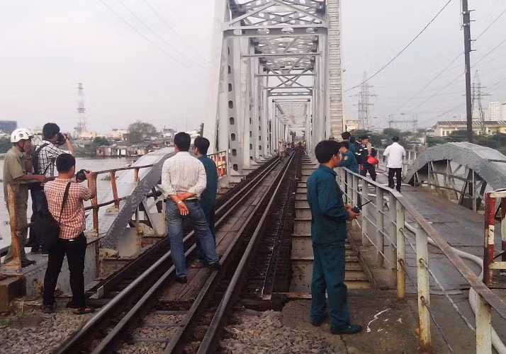 Một số tuyến tàu từ TP HCM ra và ngược lại cũng tạm thời gián đoạn chờ xử lý sự cố.