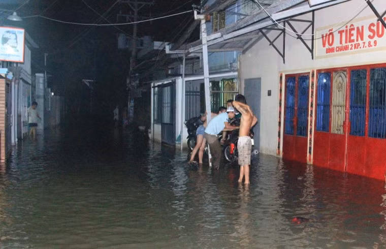 Theo lãnh đạo UBND phường, trước mắt tập trung lực lượng bằng mọi giá trong đêm dùng cừ tràm, bao cát....gia cố lại đoạn đê bị vỡ trước khi xảy ra đợt triều cường rất cao sáng sớm 5/12.
