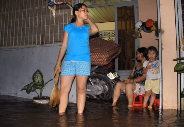 Một hình ảnh bất lực nhìn nước ào ạt tràn vào nhà.