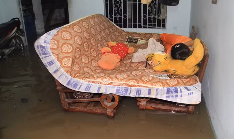 Có gia đình phải kê nệm trên ghế cao tìm giấc ngủ cho con để mai còn phải đi học.