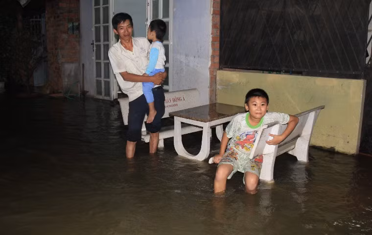 Hàng trăm người dân trở tay không kịp.Nhiều trẻ em phải cùng thức trắng đêm với cha mẹ, ông bà vì nước tràn vào nhà không có chỗ ngủ.