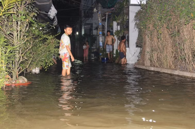 Sự cố đã làm nước ào ạt tràn vào nhà của gần 200 hộ dân và gây ngập nặng.