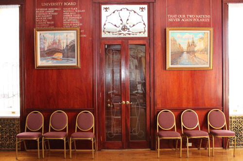 Trước đó, tờ La Stampa và Corriere della Sera đưa tin, phía Nga đã cung cấp cho các nhà lãnh đạo tham dự Hội nghị thượng đỉnh G20 hồi tháng 9 ổ USB và thiết bị sạc pin điện thoại di động, đã được tích hợp phần mềm ăn cắp dữ liệu từ máy tính và di động của họ. Ngay sau khi nhận được thông tin cáo buộc, phát ngôn viên của Tổng thống Nga, ông Dmitri Peskov cho hay: "Nga không hề hay biết về nguồn gốc của bản báo cáo này và điều đó là vô căn cứ".