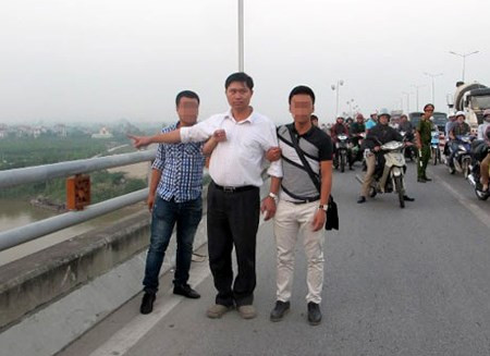 Giám đốc Thẩm mỹ viện Cát Tường, đối tượng Nguyễn Mạnh Tường (áo trắng) ném xác nạn nhân Lê Thị Thanh Huyền, thực nghiệm tại hiện trường.