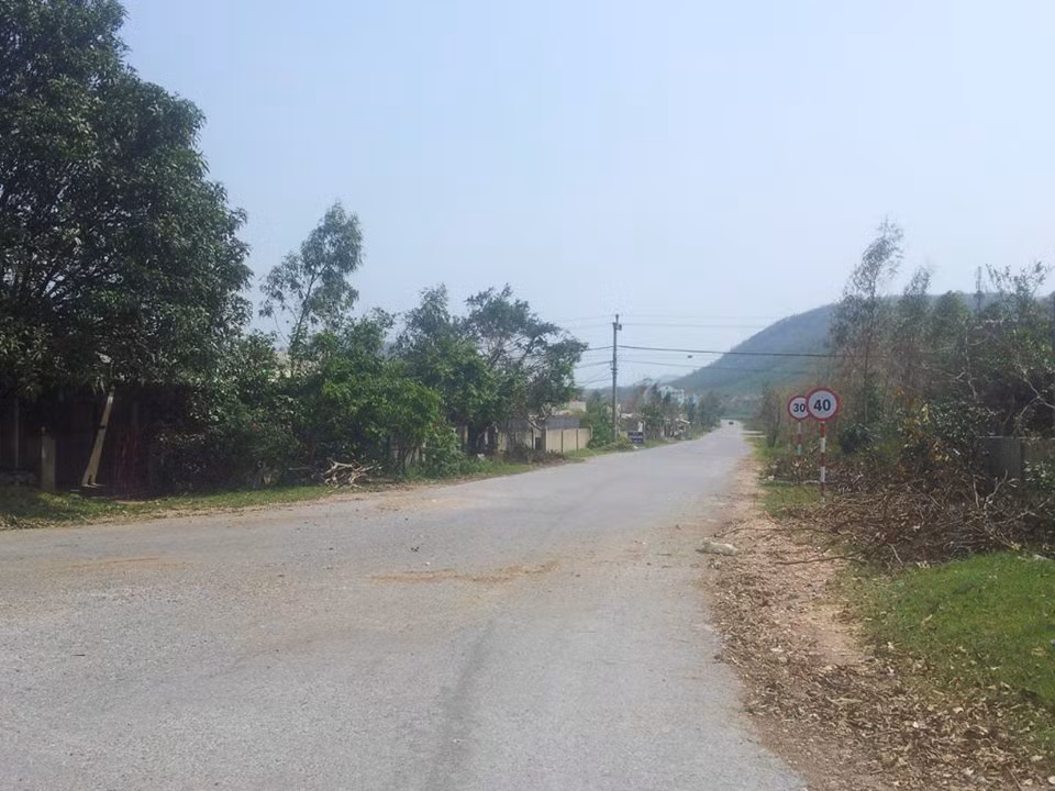 Đoạn đường 2 km từ Quốc lộ 1A vào khu Vũng Chùa khá hẹp.