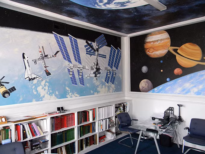 Trung tâm Nga ở Washington cung cấp khóa học ngôn ngữ và các chương trình văn hóa, như những lễ hội văn hóa, triển lãm, hòa nhạc và sự kiện điện ảnh Nga. Trong ảnh là một phòng trưng bày về thành tựu vũ trụ của Nga.