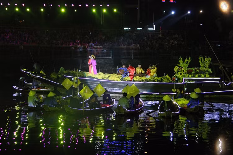 Hình ảnh sông nước, câu hò vùng đất Phương Nam được tái hiện trên dòng kênh Tàu Hủ- Bến Nghé.