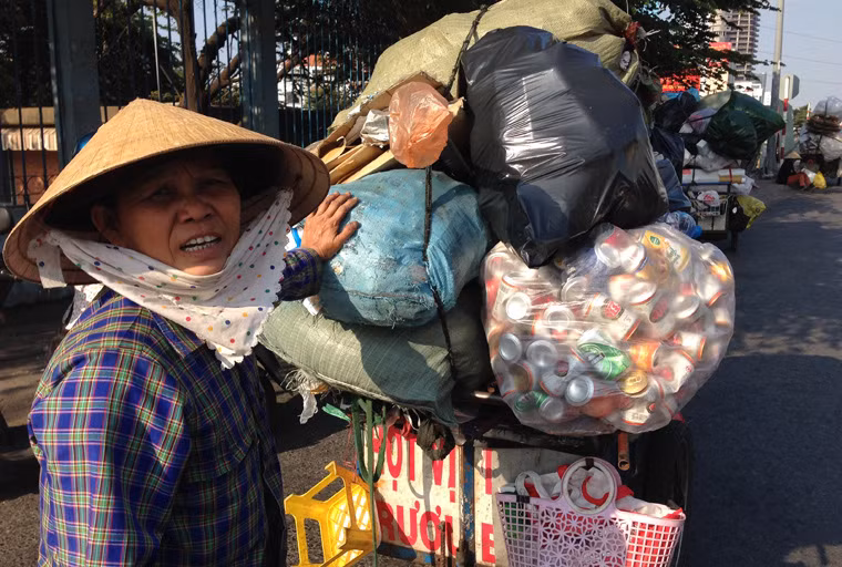 Xế trưa 30 tết, trên đường Điện Biên Phủ, quận 1, bà Lê Thị Giàu, quê tỉnh Quảng Ngãi và những người đồng hương với các chiếc xe đẩy đầy vỏ lon bia, phế liệu. "Mọi người đã hẹn nhau cùng ăn cơm tất niên và điện về quê thăm người thân vì Tết này vẫn phải ở lại Sài Gòn mưu sinh", bà Giàu nói.