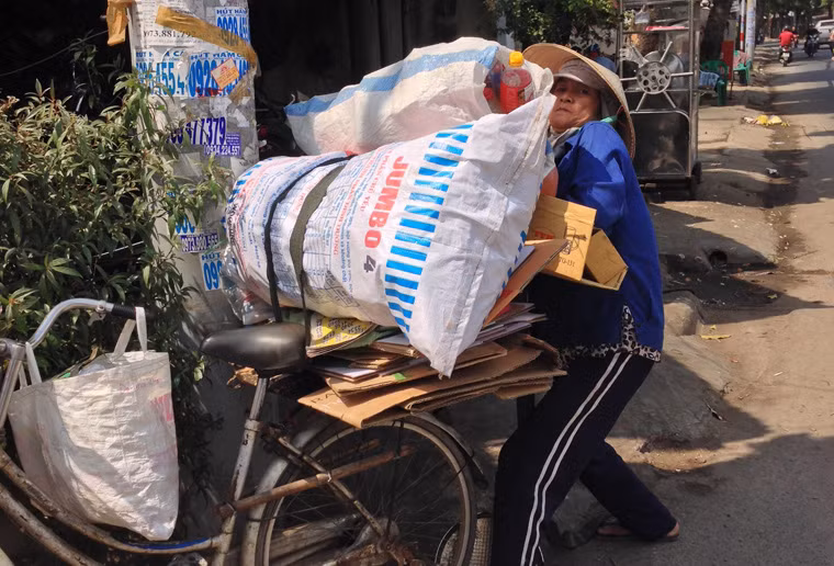 Người phụ nữ quê ở tỉnh Quảng Trị này gương mặt vui như tết hớn hở khoe: "Mấy ngày nay người ta dọn dẹp nhà cửa nên cho đồ ve chai nhiều lắm". Lại thêm một cái tết chị Thu (tên người phụ nữ) đành lỡ hẹn với 3 đứa con nhỏ nơi quê nghèo. "Mỗi lần về, tiền tàu xe tốn bộn lắm. Thôi thì đành xa con để tiết kiệm cho tụi nó đầy đủ", chị Thu vừa vui đã khóc khi nhắc đến các con.