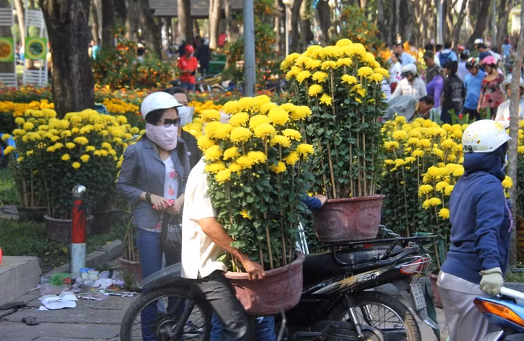 Chợ hoa nhộn nhịp người mua, kẻ bán rộn rã tiếng cười "vừa bán vừa tặng".
