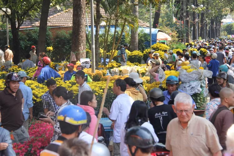 Còn đây là khung cảnh chợ hoa Công viên Lê Văn Tám.