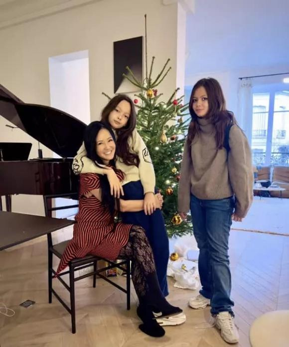 Bên cạnh các tài sản trong nước, Hồng Nhung còn có cả biệt thự ở nước ngoài. Cô và cặp song sinh Aiden, Lea từng có thời gian sống tại biệt thự tọa lạc trên một ngọn đồi ở Hollywood. Cơ ngơi này có không gian thoáng đãng, đầy đủ tiện nghi và có cửa kính đón nắng sáng.