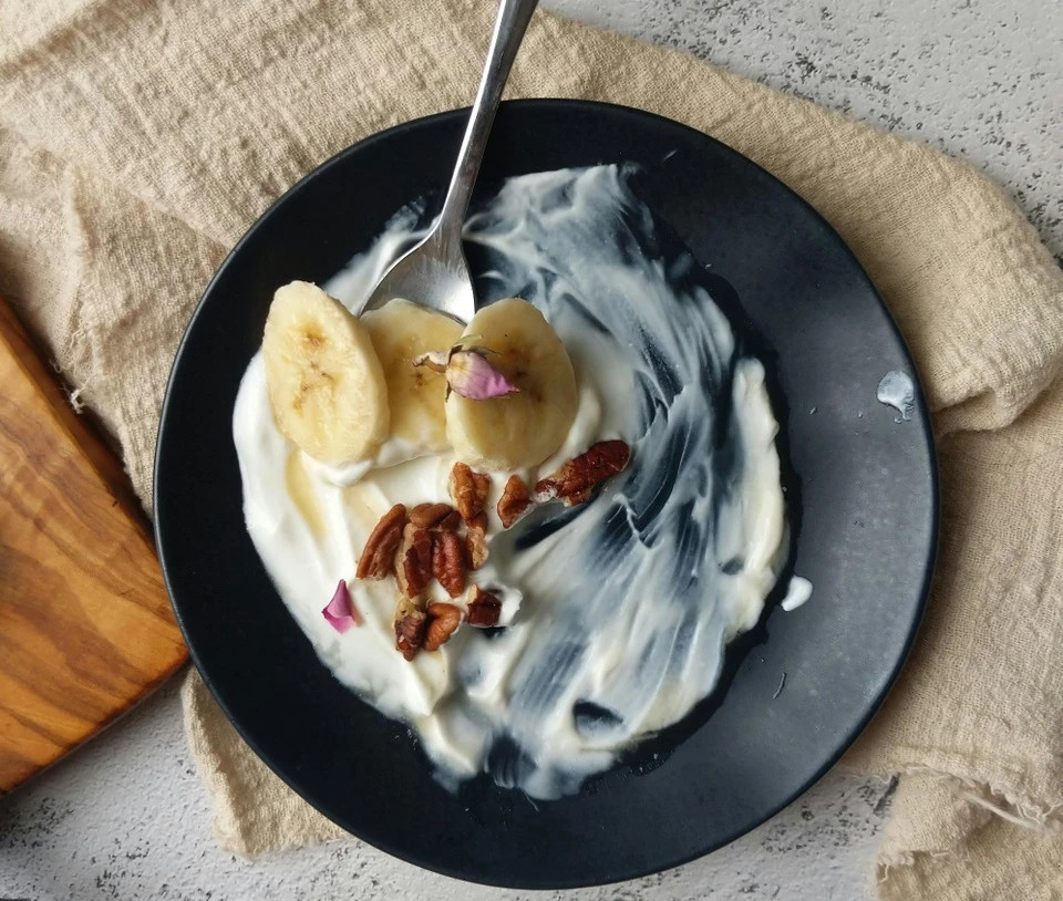  Sữa chua: Theo tạp chí Shape, bản chất của vi khuẩn lactobacillus acidophilus có trong sữa chua có thể giảm triệu chứng đầy hơi, cải thiện quá trình tiêu hóa trơn tru hơn. Cho thêm một chút dưa hoặc chuối để tăng hương vị khi ăn cùng sữa chua.