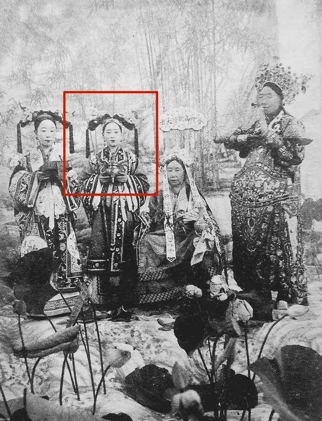 Người phụ nữ xinh đẹp được Từ Hi Thái hậu sủng ái là ai? - Hình 4 Nguoi phu nu xinh dep duoc Tu Hi Thai hau sung ai la ai?-Hinh-4