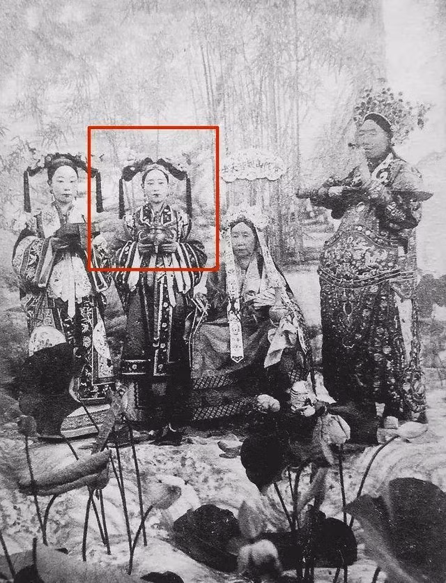 Người phụ nữ xinh đẹp được Từ Hi Thái hậu sủng ái là ai? - Hình 4 Nguoi phu nu xinh dep duoc Tu Hi Thai hau sung ai la ai?-Hinh-4