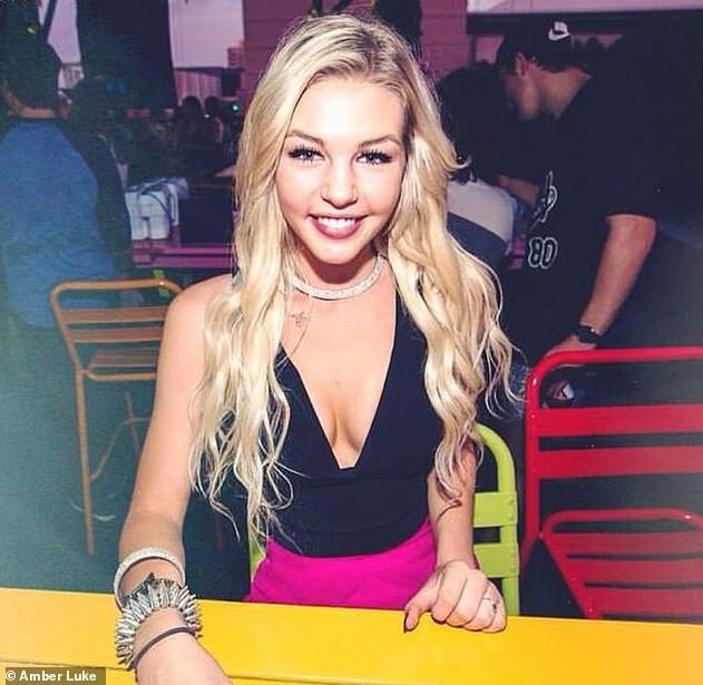 ##sc### Trái ngược với niềm vui của Amber, cộng đồng mạng tỏ ra không thích ngoại hình hiện tại của Luke. Họ vừa tiếc nuối cho nhan sắc tự nhiên của cô gái, vừa phê phán Luke coi thường sức khỏe bản thân. "Trước khi làm bất cứ điều gì nữa, tôi khuyên bạn nên nghĩ đến gia đình và sức khỏe", "Làm đẹp không ai cấm nhưng vẫn phải có chừng mực là tốt nhất"… là một số lời khuyên dành cho Amber Luke.