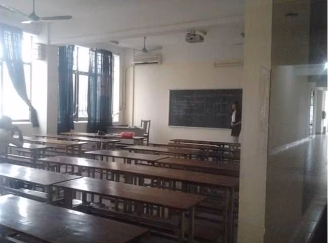 Giang duong Dai hoc Cong nghiep mot co mot tro