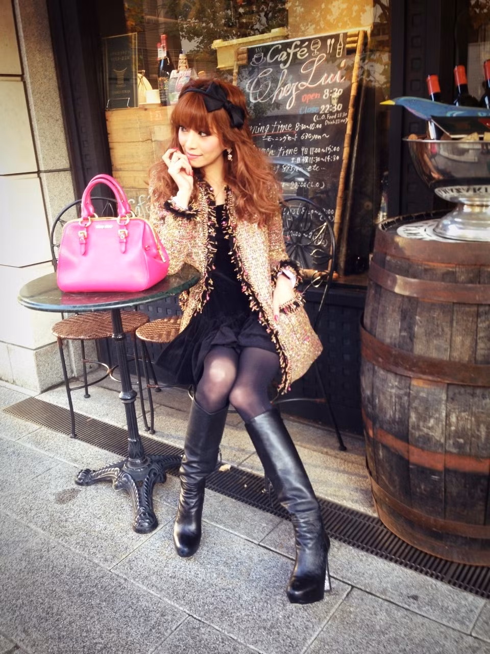 Mỗi đêm, Mimi Ichigo đến các quán bar để tiếp đãi và trò chuyện với nhiều người đàn ông khác nhau. Những người này sẵn sàng trả tiền tính theo giờ để được trò chuyện với người đẹp.