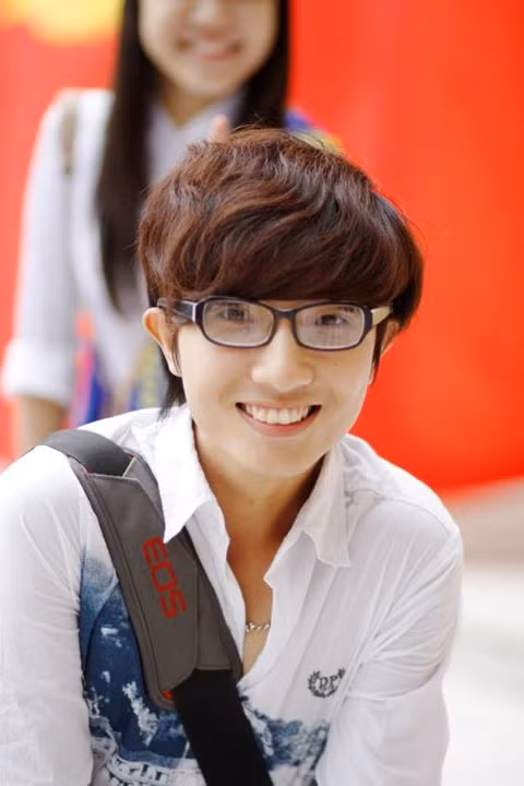 Anh chàng có vẻ bề ngoài khá bảnh, nụ cười rạng rỡ và cũng khá bận rộn với việc học tập.