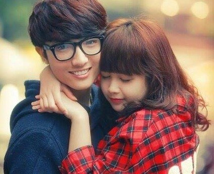 Trong buổi phỏng vấn, bạn trai là người chụp ảnh cho Mờ Naive. Ngoại hình đẹp trai, tính tình hóm hỉnh của anh chàng này đã hớp hồn nàng hot teen xinh đẹp, dễ thương.