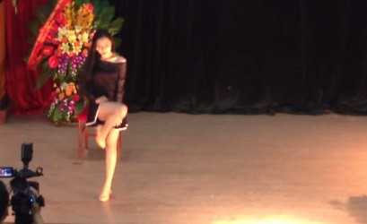 Lo bich nu sinh Dien Luc nhay kheu goi trong le trang nghiem-Hinh-2