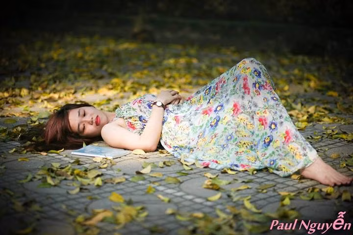 Những cô gái trẻ cũng tranh thủ ghi lại cảnh sắc lãng mạn trên thảm lá vàng.