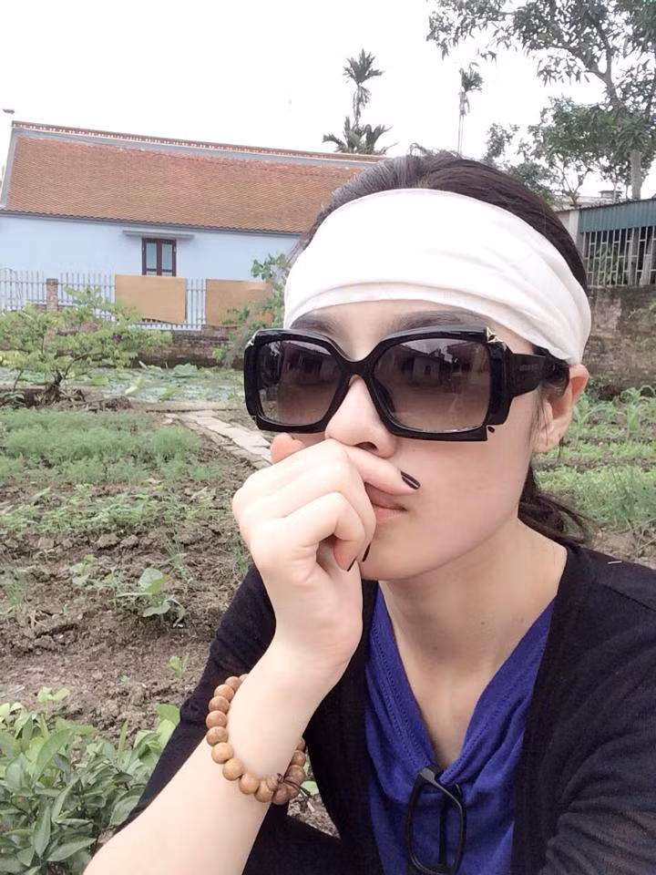 Và dù có dòng chia sẻ đầy vẻ ngậm ngùi, thương tiếc, nhưng người đẹp cũng không quên chụp những bức ảnh "tự sướng" để thể hiện rằng mình đang có mặt trong một đám tang.