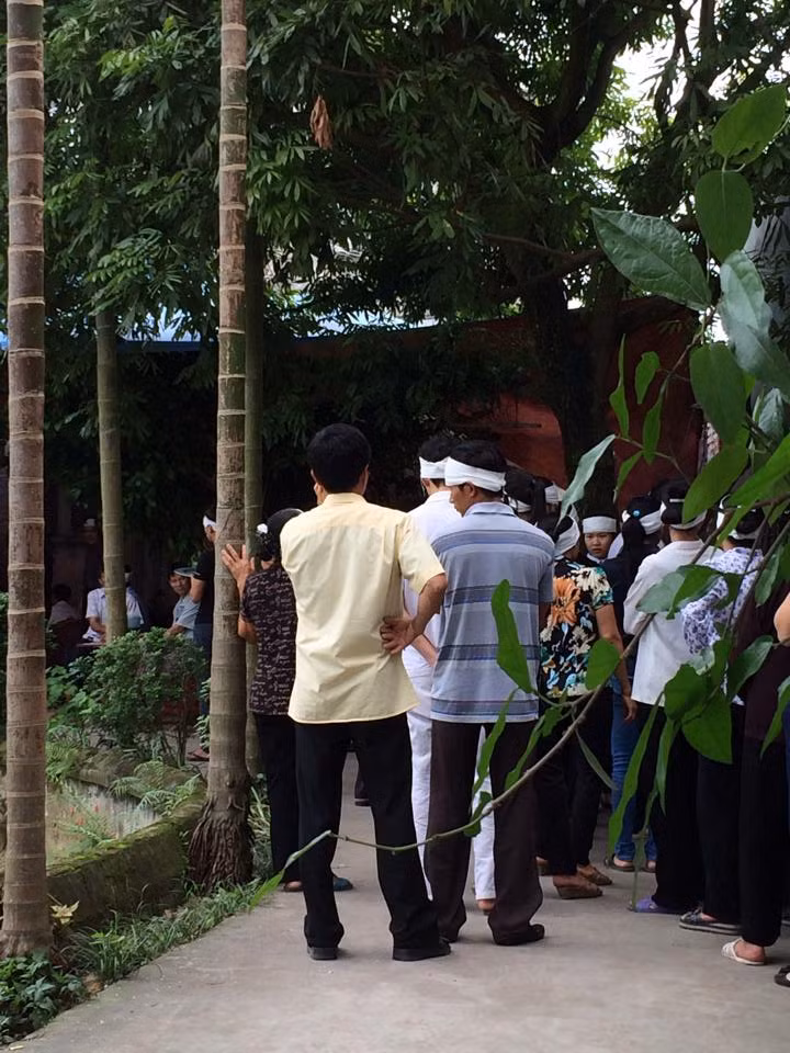 Cô người mẫu kiêm ca sĩ cập nhật khá nhiều hình ảnh chụp trong đám tang của cô ruột mình lên Facebook.