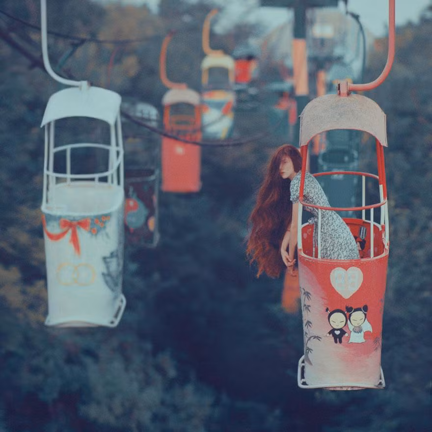 Việc sử dụng máy phim tạo cho những tác phẩm của Oleg Oprisco một nét mộc mạc rất riêng thể hiện qua màu sắc, chất ảnh và độ nhiễu đầy nghệ thuật.