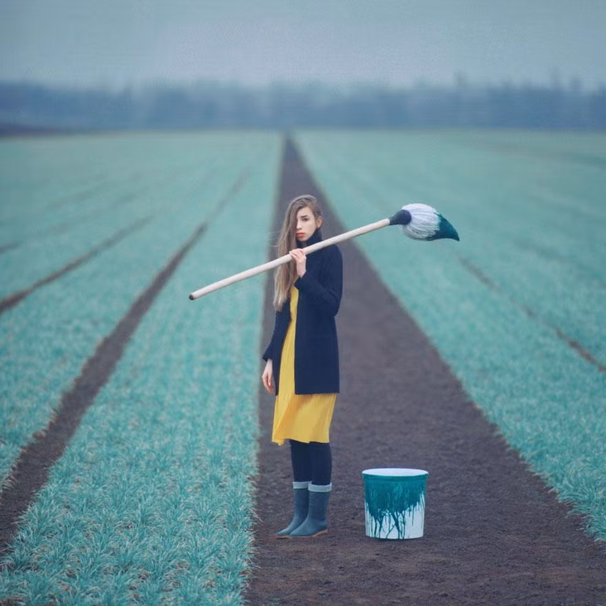 Oleg Oprisco thường sử dụng hai chiếc máy ảnh phim Kiev 6C và Kiev 88 để thực hiện các tác phẩm của mình.