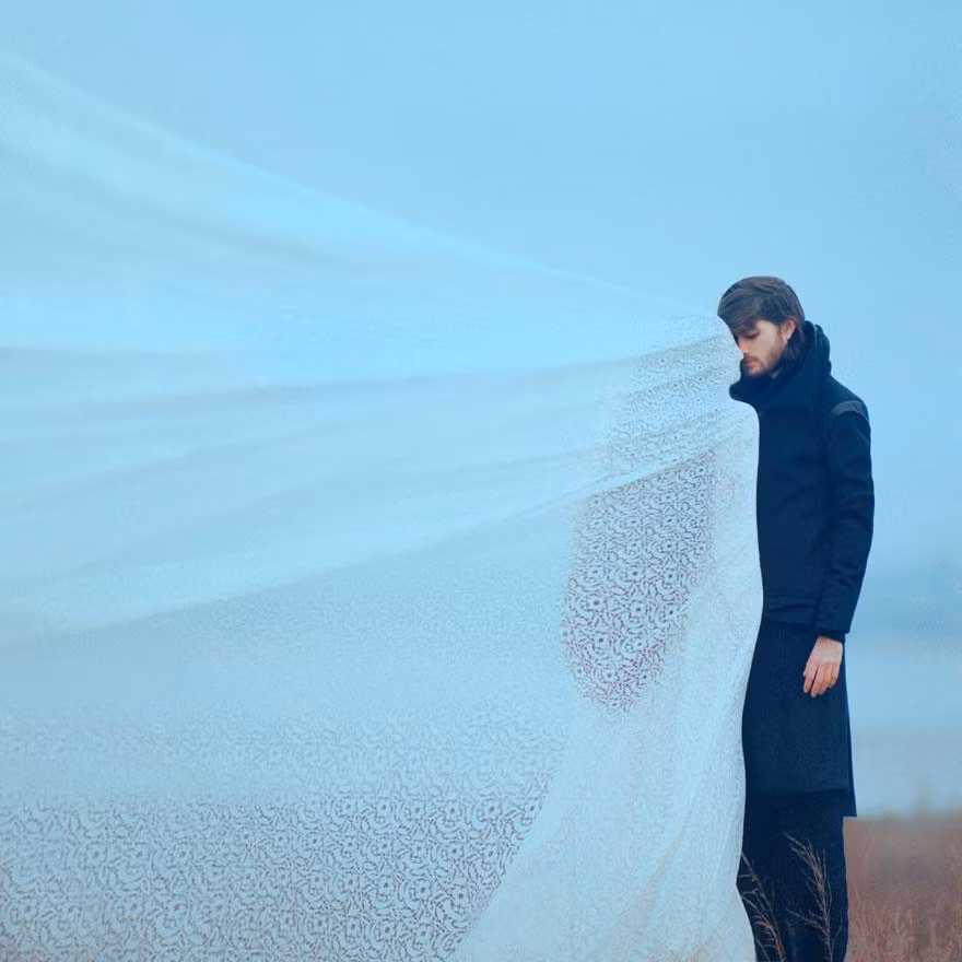 Nhiếp ảnh gia người Ukraine có một niềm đam mê mãnh liệt với công việc của mình. Mỗi bức ảnh của anh đều là một cảnh trong cuộc sống thực, đó là nguồn cảm hứng hoàn hảo đối với một người nghệ sĩ luôn tìm tòi, săn những vẻ đẹp quanh mình.