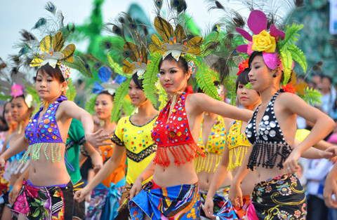 Một điểm đến khác thú vị đầy bổ ích cho các bạn trẻ dịp nghỉ lễ này là Carnaval Hạ Long. Với chủ đề "Quảng Ninh - hội tụ và lan tỏa", chương trình gồm 2 phần: trình diễn trên sân khấu mang tên "Ấn tượng Hạ Long" và diễu hành đường phố (gần 1000m) tên "Hội tụ sắc màu - lan tỏa lợi ích", hứa hẹn sẽ mang đến những trải nghiệm đầy màu sắc, thú vị cho các bạn trẻ ưa sự náo nhiệt.