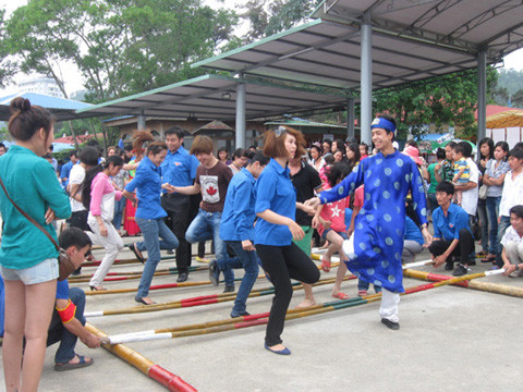 Ngoài ra dịp này, cá bạn trẻ cũng có thể đi du lịch theo nhóm, đến các chương trình hội trại để tham gia các trò chơi dân gian, giao lưu và kết bạn với tất cả mọi người.