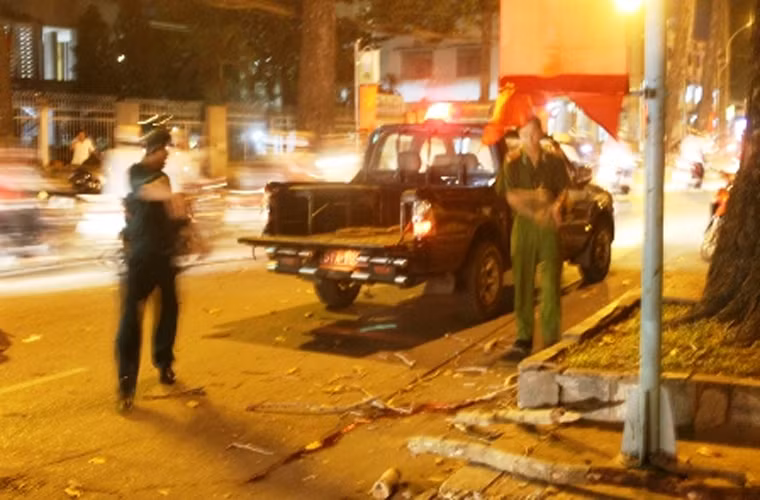 Cũng trong trận mưa trên, bà Đỗ Thị Tuyết Hạnh (SN 1969, quê Đồng Tháp, tạm trú Q.12, TP HCM) đã không may gặp phải tai nạn từ trên trời rơi xuống. Khi đang đứng đợi xe buýt về nhà trên đường Đinh Tiên Hoàng (quận Bình Thạnh, TP HCM), bà Hạnh bị nhánh cây rớt trúng vào đầu và tử vong tại bệnh viện.