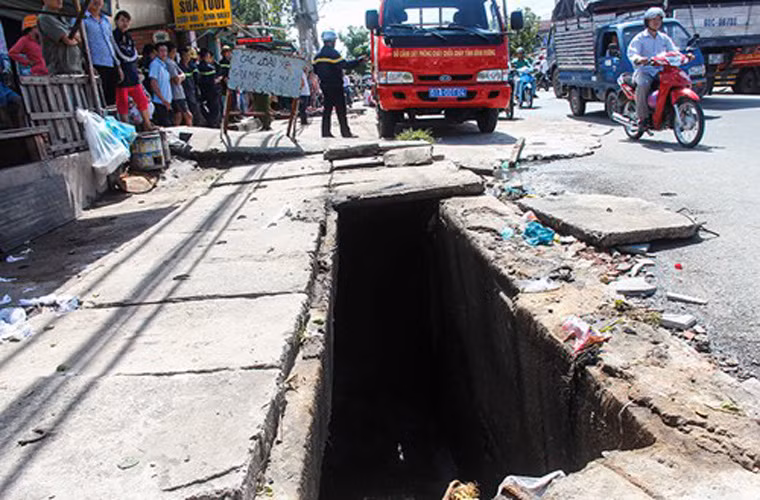 Trên địa bàn 2 thị xã Thuận An và Tân Uyên, tỉnh Bình Dương, nước mưa đã cuốn trôi 2 bé trai 7 tuổi và 9 tuổi xuống cống khiến dư luận vô cùng bàng hoàng, đau xót.