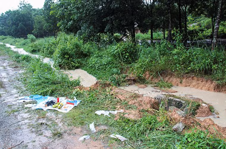 Điều khiến dư luận càng bức xúc hơn là hầu như tất cả những cái chết thương tâm trên đều được các ngành chức năng liên quan đổ lỗi cho “ông trời”, và cuối cùng, trách nhiệm không quy cụ thể vào ai, đơn vị nào.