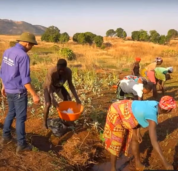 Quang Linh Vlog tiet lo 'goc khuat' it ai ngo ve nguoi dan chau Phi-Hinh-3