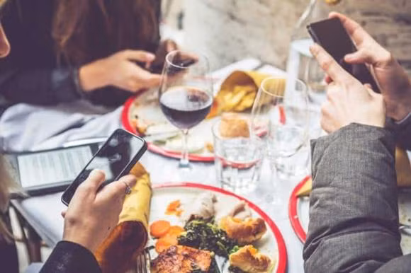 Muon biet ban than co mac benh “nghien” dien thoai hay khong, chi can kiem tra 8 dau hieu nay-Hinh-2