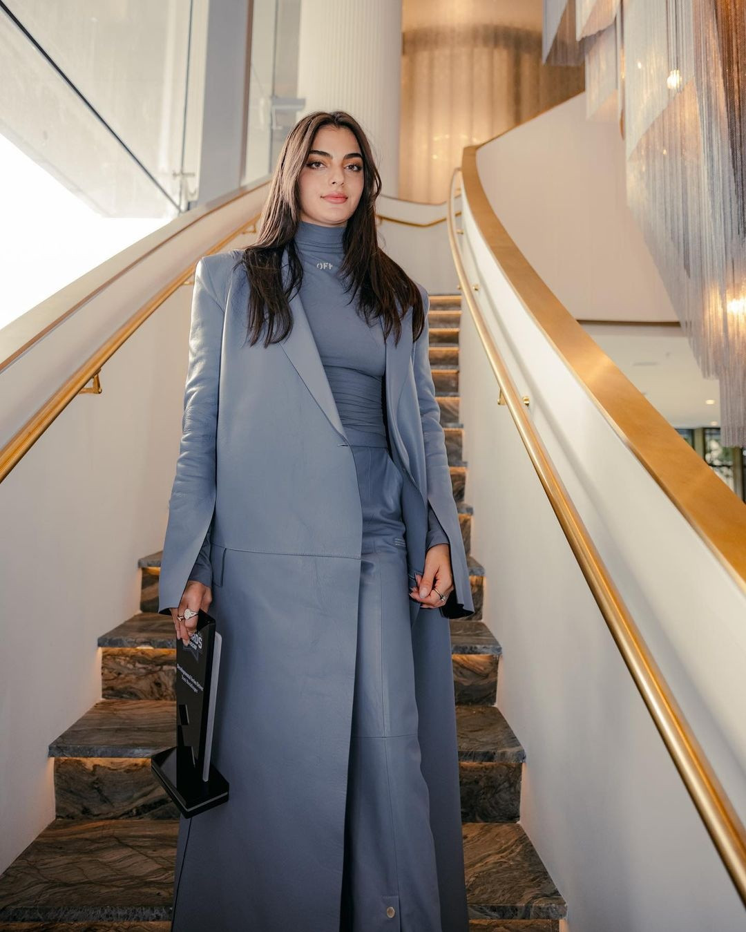 Tay dua tro thanh nguoi mau noi y-Hinh-3